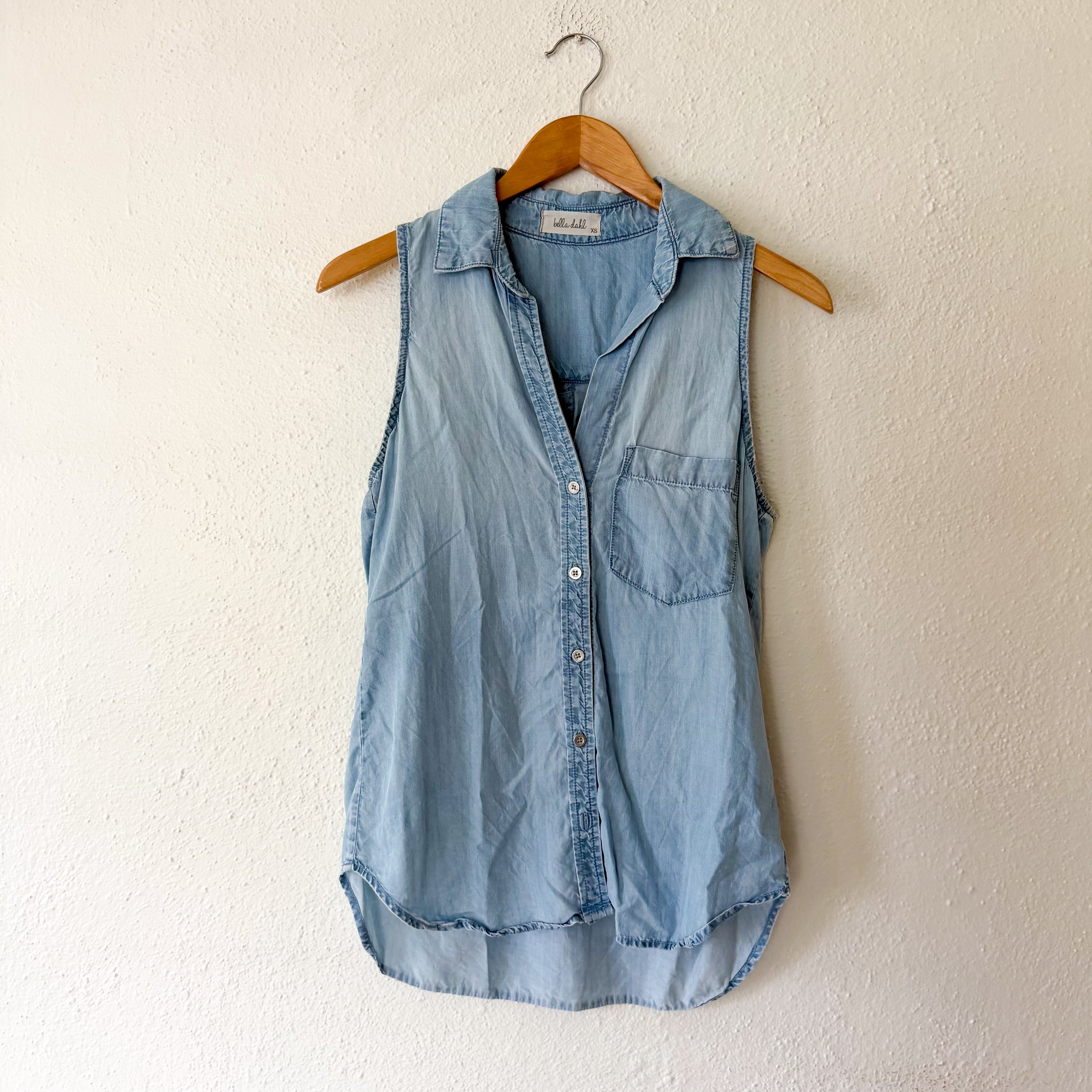 Bella Dahl Sleeveless Light Wash Tencel Denim Button Down Shirt | XS