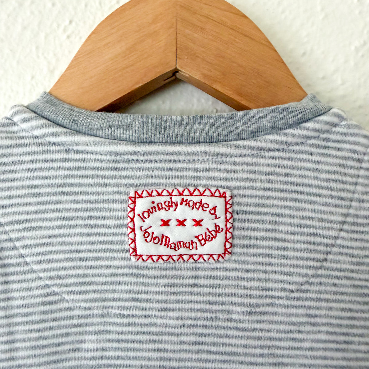 JoJo Maman Bébé Winter Penguin Appliqué Grey Stripe 2-Way Zip Footed Sleeper | 9-12m