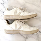 On Cloud Women’s Cloud 5 Sneakers in Terry/Glacier White | 6.5