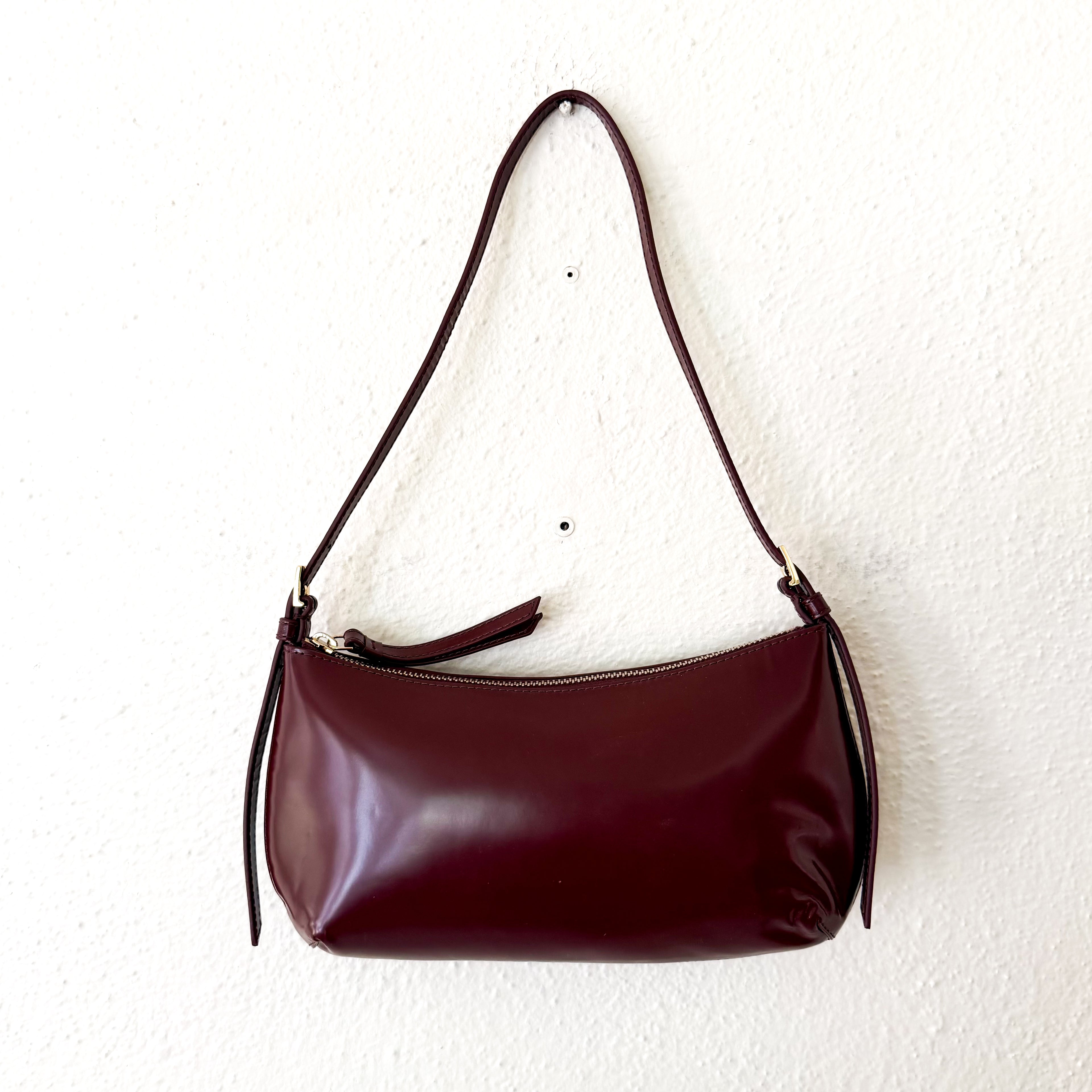 & Other Stories Sleek Leather Shoulder Bag in Burgundy Oxblood