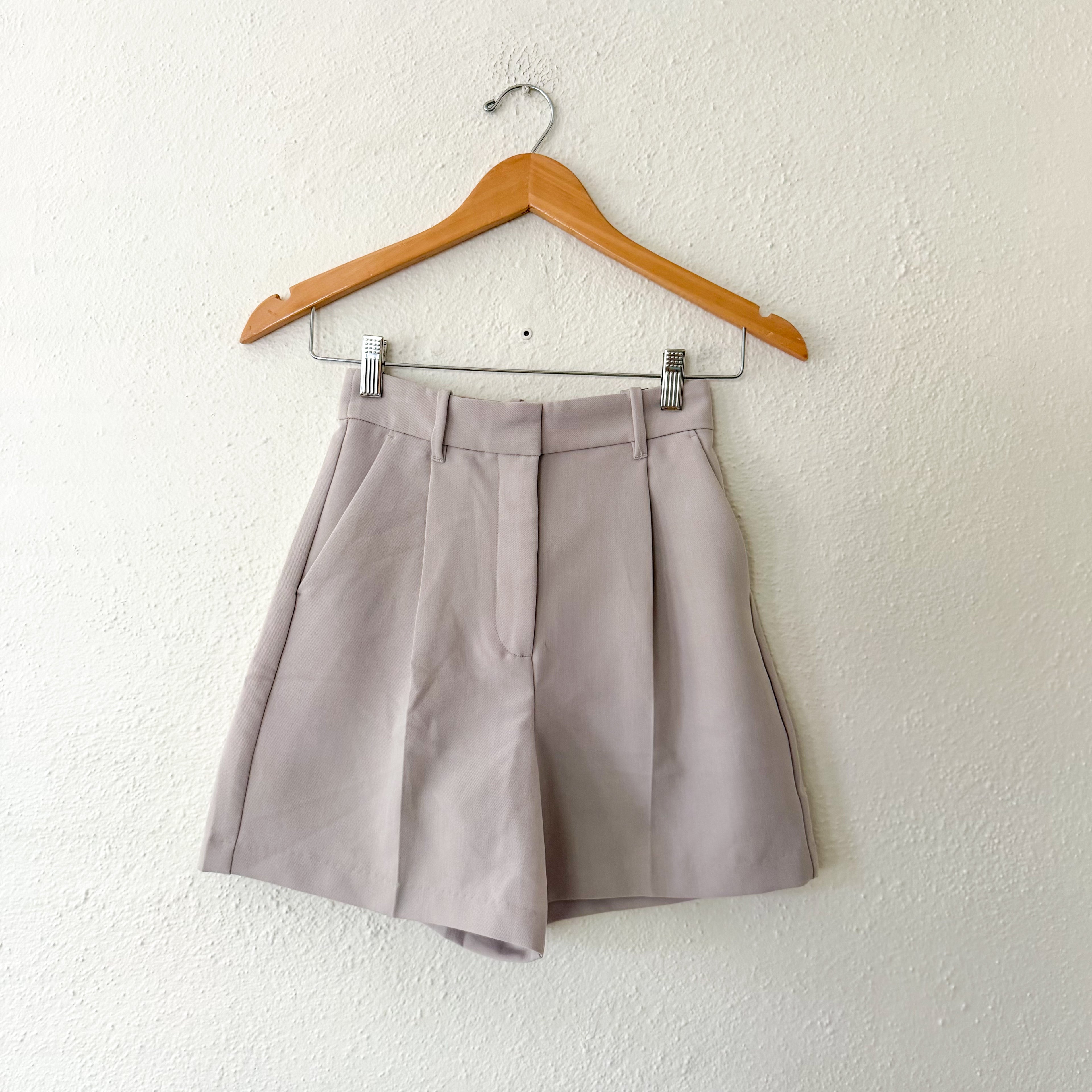Abercrombie & Fitch High-Rise Tailored 5” Shorts in Beige | XXS