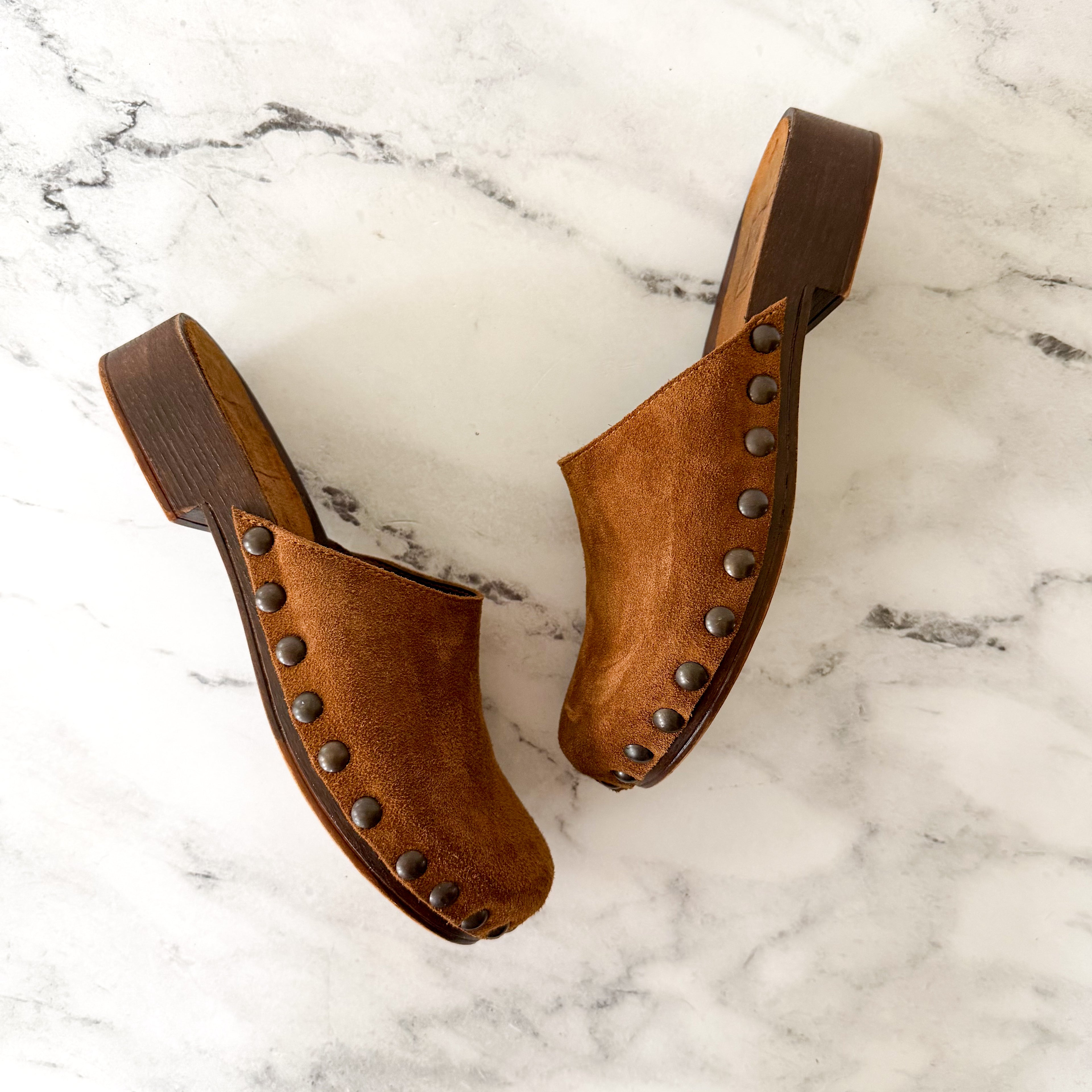 Dolce Vita Alanis Flat Studded Mule Clog in Chestnut Suede | sz 37/6.5
