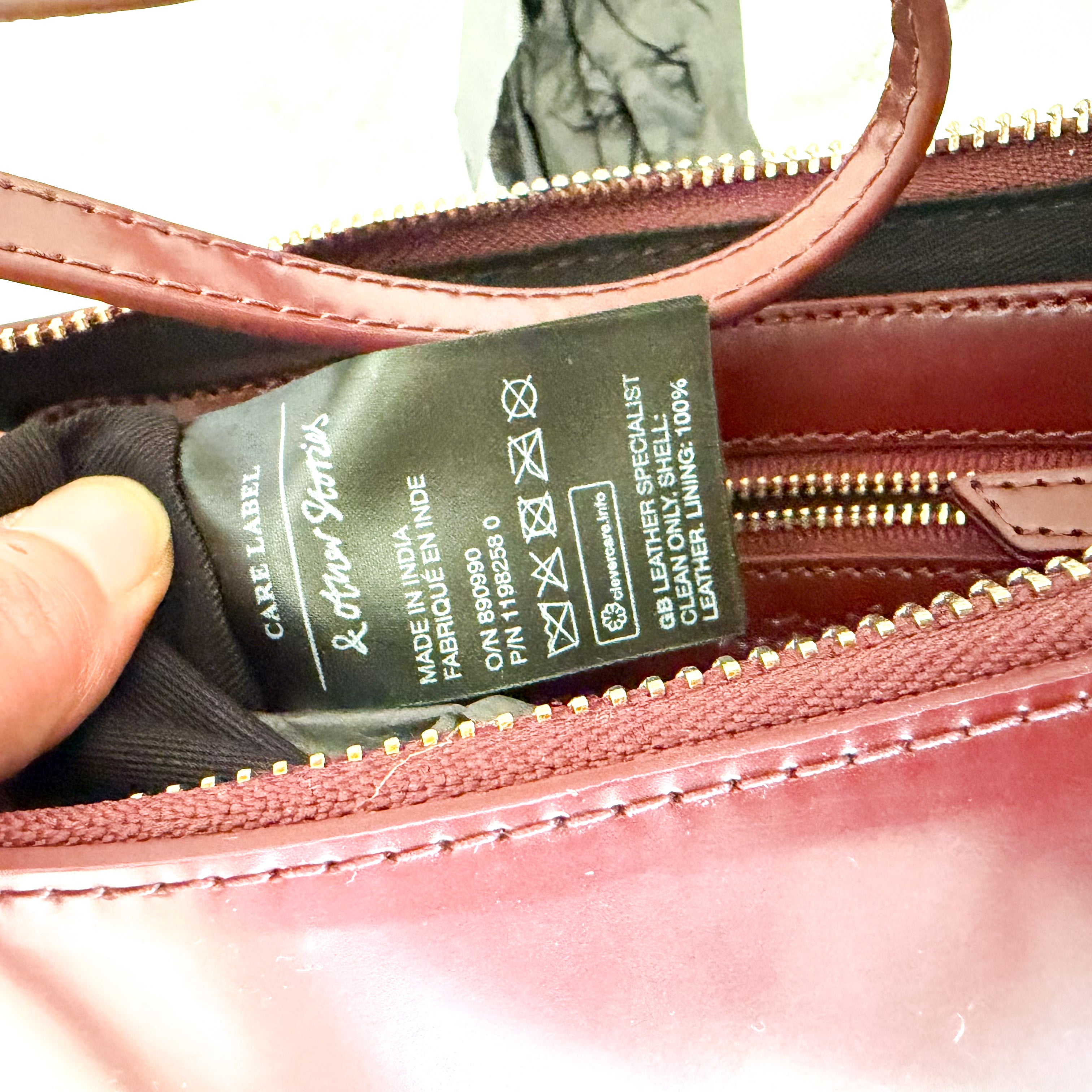 & Other Stories Sleek Leather Shoulder Bag in Burgundy Oxblood