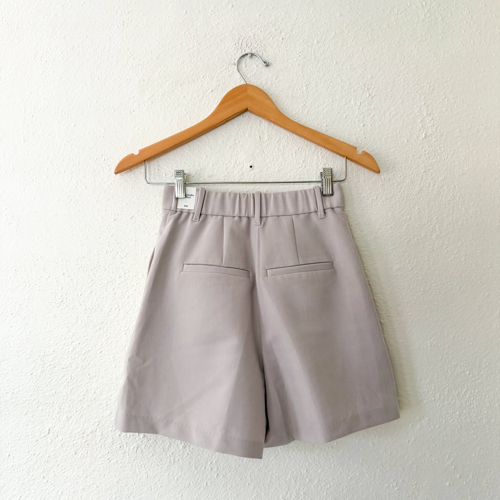 Abercrombie & Fitch High-Rise Tailored 5” Shorts in Beige | XXS