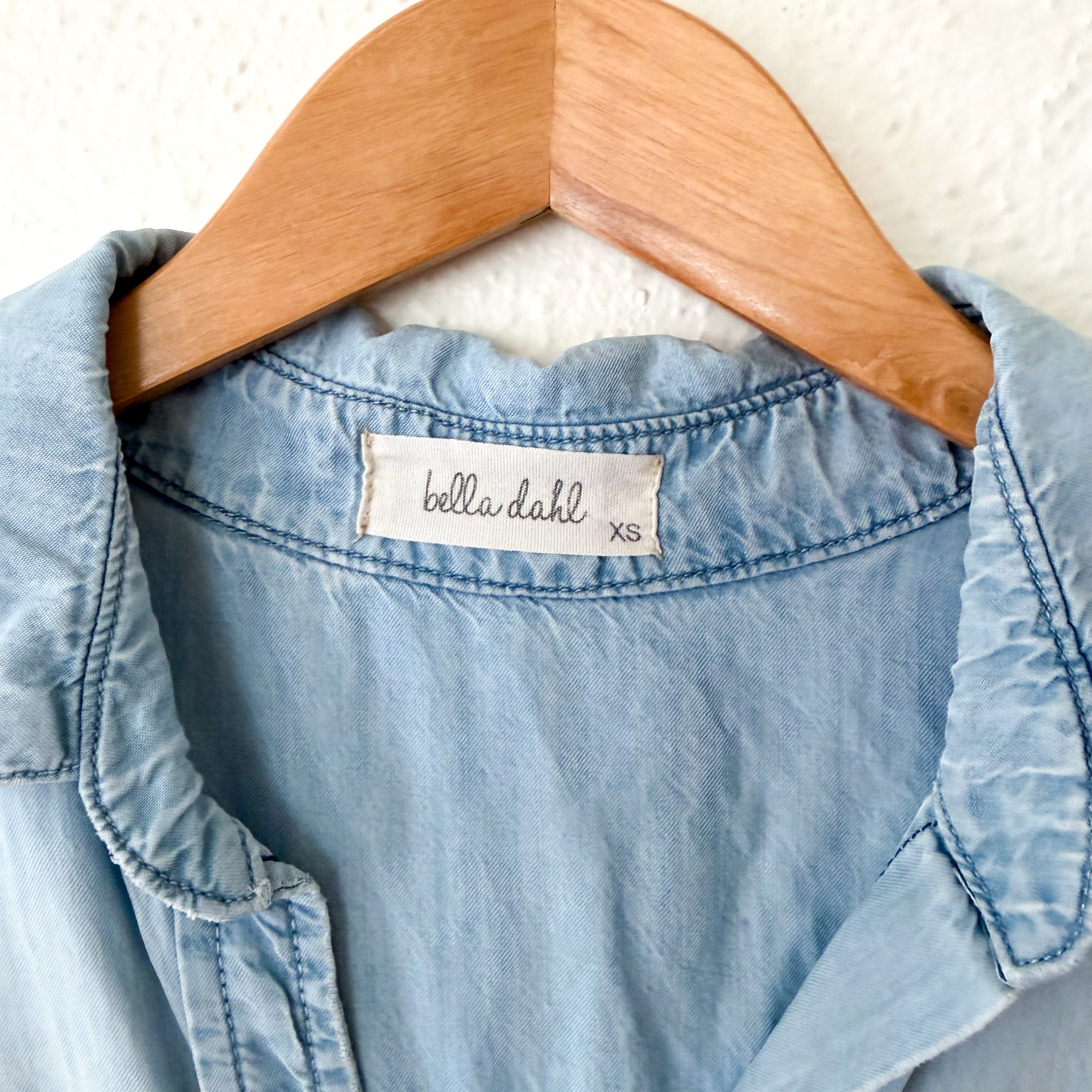 Bella Dahl Sleeveless Light Wash Tencel Denim Button Down Shirt | XS